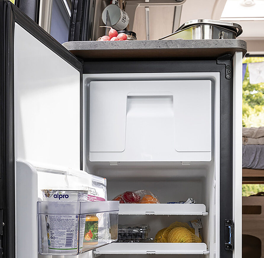 Sunlight CLIFF 600 Adventure Küche und Kühlschrank mit integriertem Gefrierfach